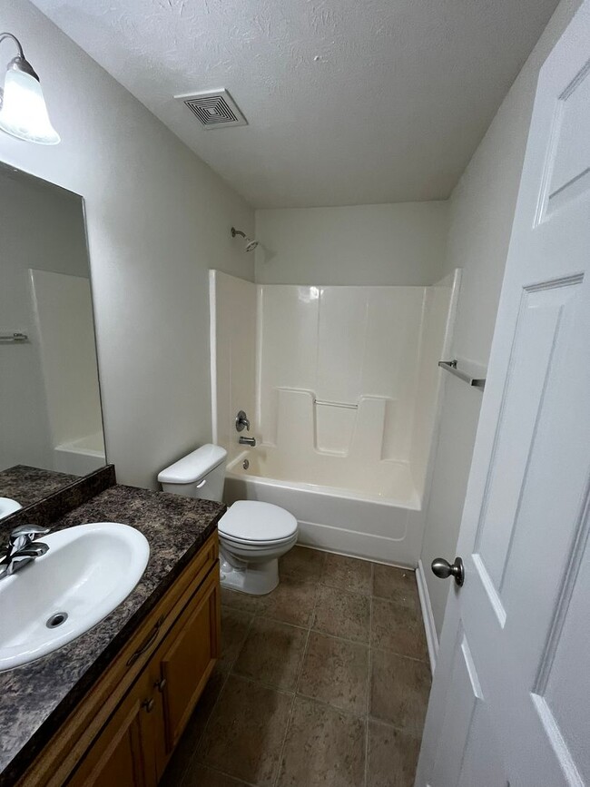 Building Photo - Cozy Home in Phenix City