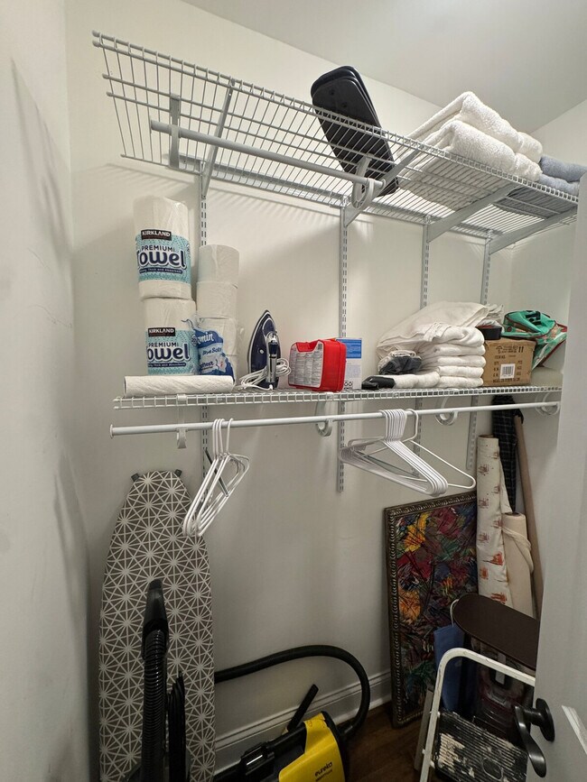 Building Photo - 1506 W Thome Ave