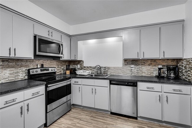 Building Photo - 977 SW 10th St