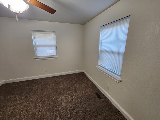 Building Photo - 807 S Jones Ln