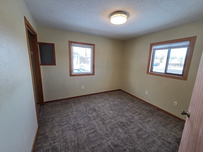 Building Photo - 102 Rako St SE