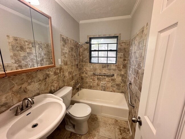 Building Photo - Charming 3 Bed 2 Bath Home with Bonus Den and Detached Garage