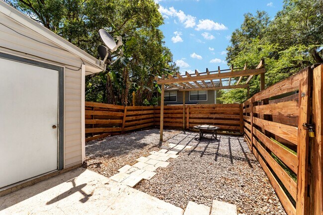 Building Photo - Haystacks Condo