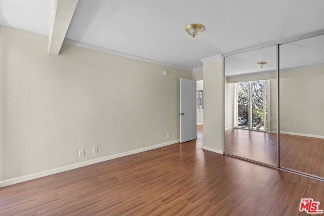 Building Photo - 1233 Barry Ave