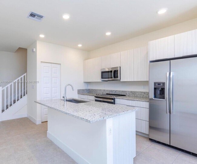 Building Photo - 15861 NW 90th Ct