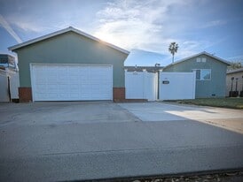 Building Photo - 2213 Newport Dr