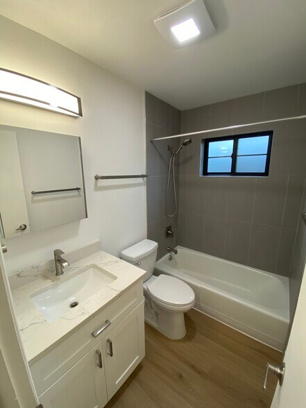 bath - 1108 Constitution Ave