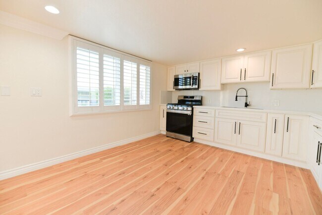 Building Photo - 412 Avenida Santa Barbara