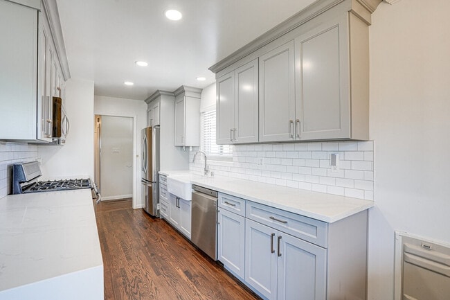 Building Photo - 1338 Thais Ln