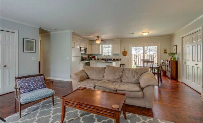 Building Photo - Easy walk to Vanderbilt University