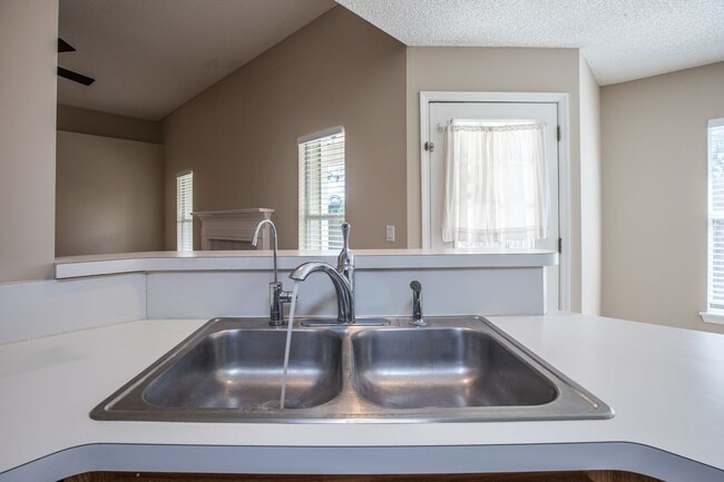 Building Photo - Great Rental in The Valley!