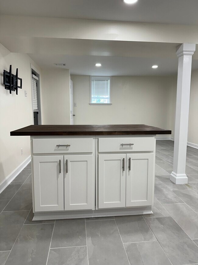 Building Photo - 8406 Spruce Hill Dr