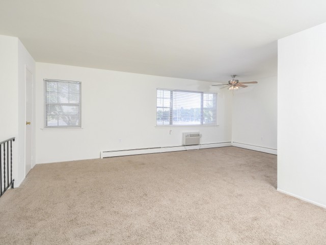 Living Room - Woodland Plaza Apartments