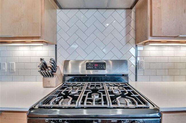 Building Photo - Amazing- Transitional Style Home with Custom Finishes w/ Community Pool- Gated- Edmond Schools