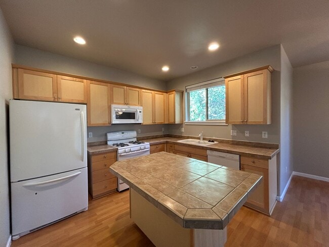 Building Photo - MOVE IN SPECIAL!   4 Bedroom / 2.5 Bathroo...