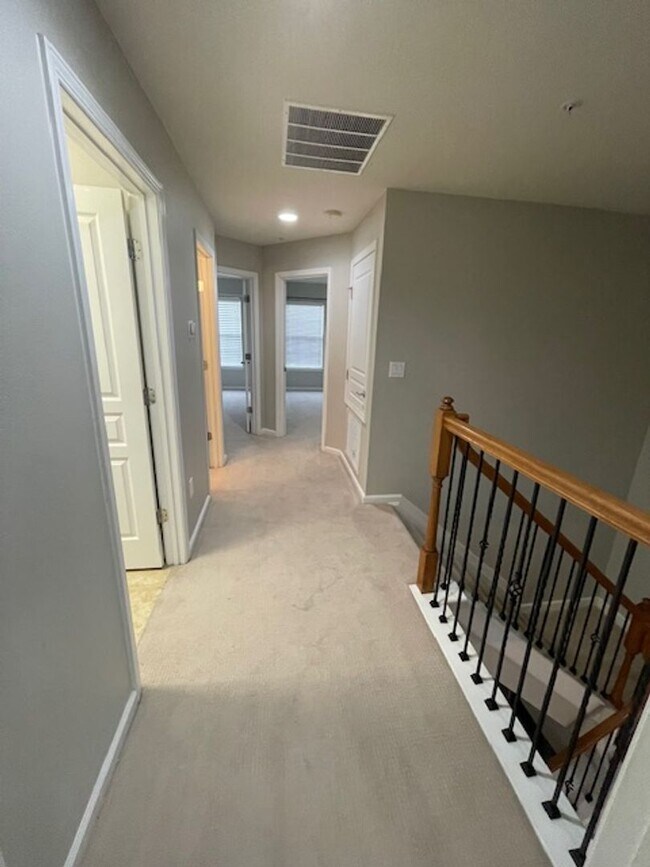 Building Photo - Midtowne