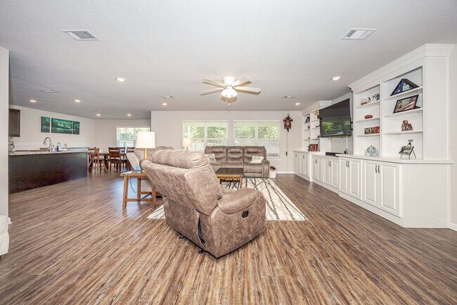 Building Photo - 9125 Bellewood Dr