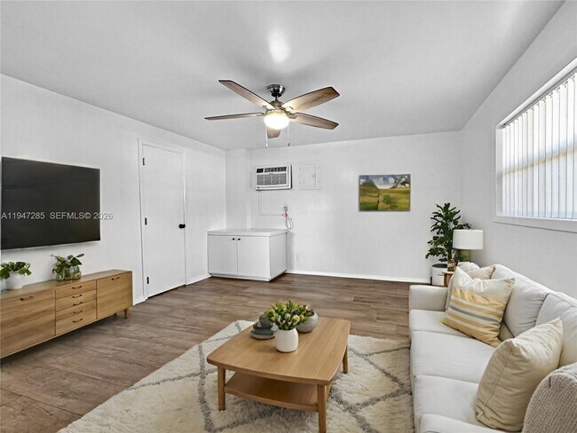 Building Photo - 883 SW 10th St