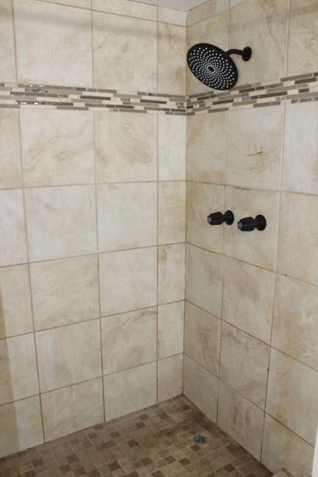 Building Photo - Newly rehabbed 3 bed - 2 full bath in Glad...