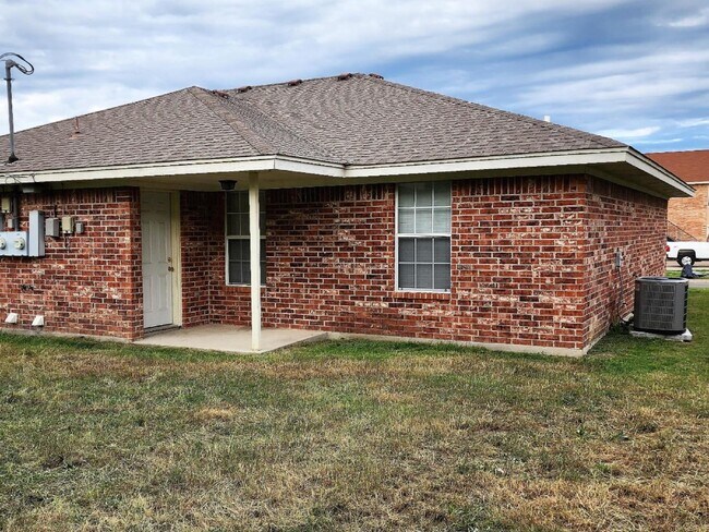 Building Photo - Act fast! Don't let this opportunity slip by. Contact us today to schedule your showing!