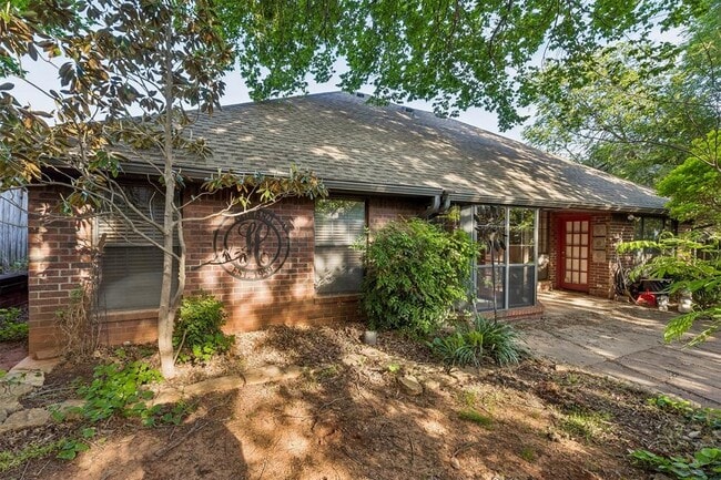 Building Photo - 1820 Chelsea Dr