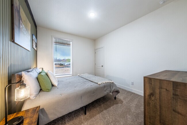 Building Photo - 523 W Vance Dr