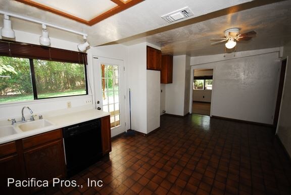 Building Photo - 7521 Kalamazoo Dr