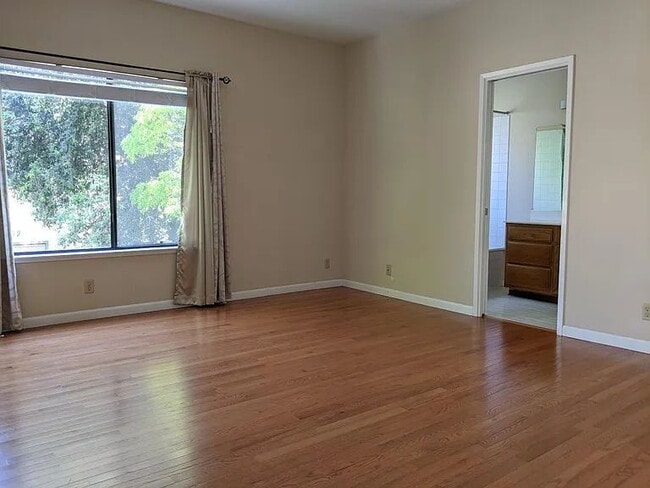 Building Photo - "Charming 2-Bedroom Retreat in Prime Santa Clara Location!"