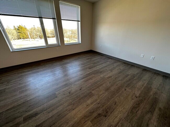 Building Photo - 409 Elm St