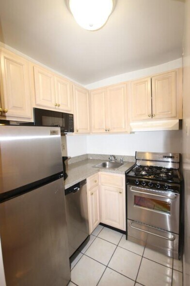 Building Photo - 173 W 85th St