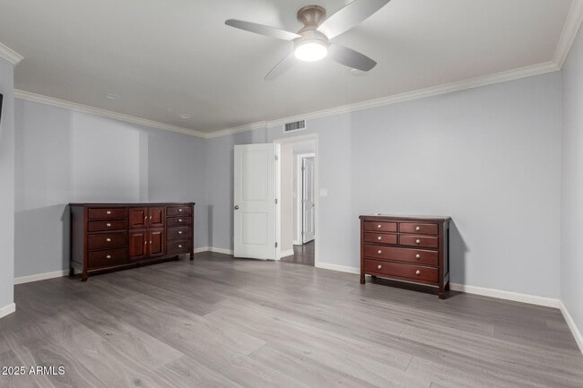 Building Photo - 481 W Half Moon Way