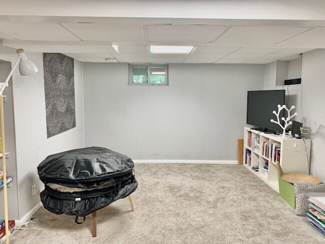 Building Photo - Light filled 2 BR plus 2 rooms, 2 FB including one in finished basement. Great location