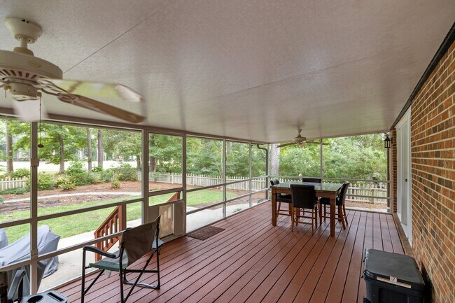Building Photo - 327 Plantation Dr