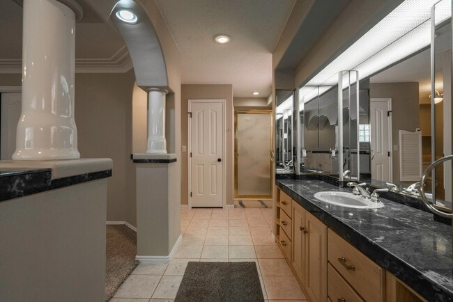 Building Photo - Spacious 6 Bedroom Home with a Balcony!