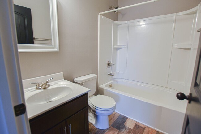 Building Photo - Pet Friendly Four Bedroom!