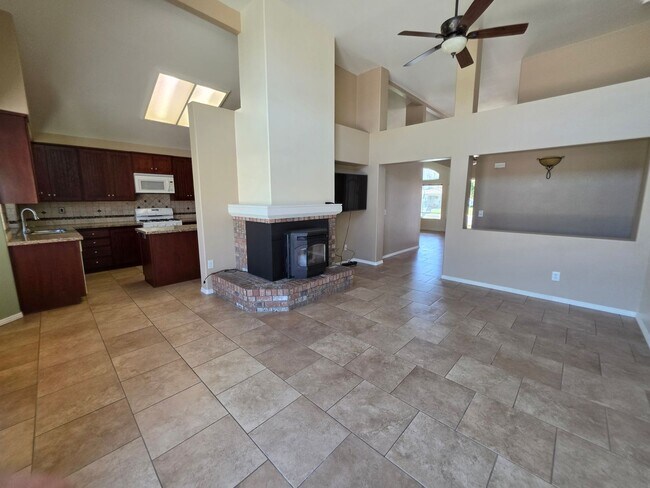 Building Photo - Spacious 4 Bedroom 2 bath Home in Victorville – Landscaping Included!
