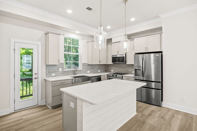 Building Photo - 3213 Zenith Ln