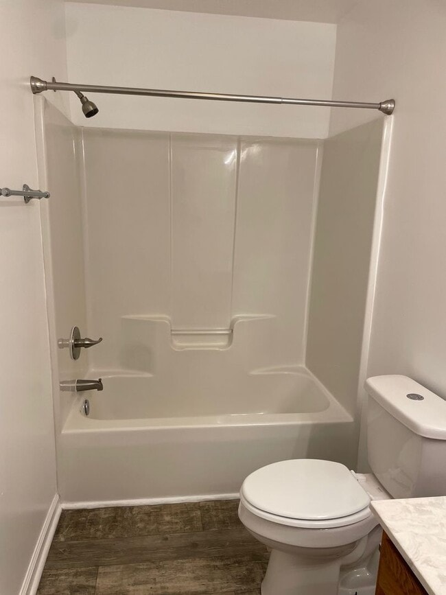 Building Photo - 3-4 Bed with 2 full baths and 2 car garage...