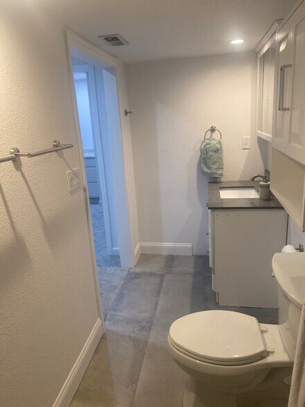 Private Shower/Bath - 19 Osage