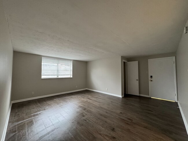 Building Photo - 334 S Broadway