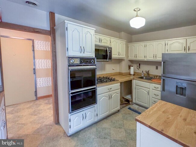Building Photo - 4720 Chevy Chase Dr