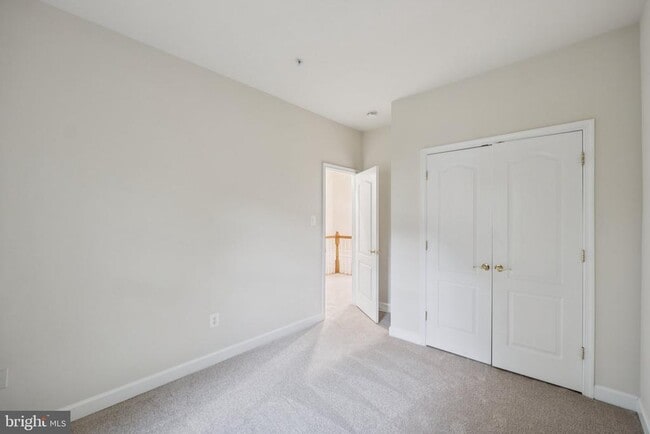 Building Photo - 909 Crestfield Dr