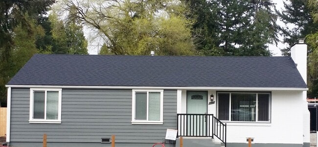 Primary Photo - 3BD/1.5BA Shoreline Cottage
