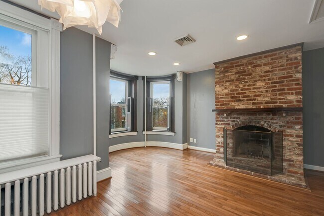 Building Photo - 310 9th St NE