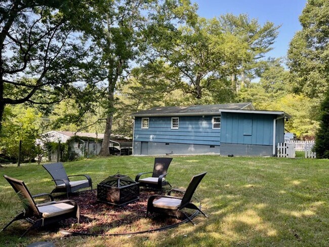 Building Photo - Black Mountain Gem Near Lake Tomahawk!