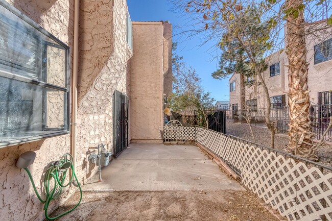 Building Photo - RENOVATED 3bd/2.5ba Townhome - Available NOW!