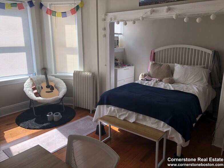 Building Photo - 65 Burbank St