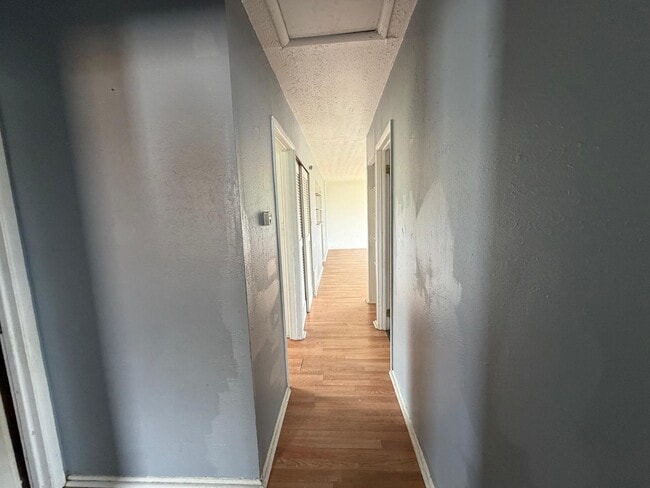 Building Photo - 411 Pinewood Ave