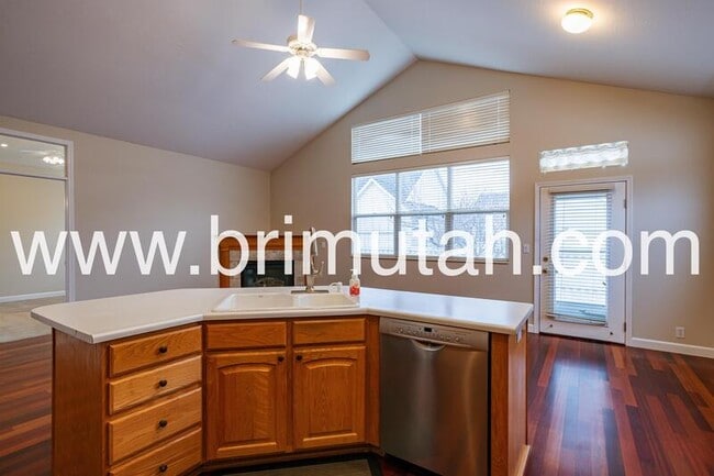 Building Photo - 602 E Land Rush Dr