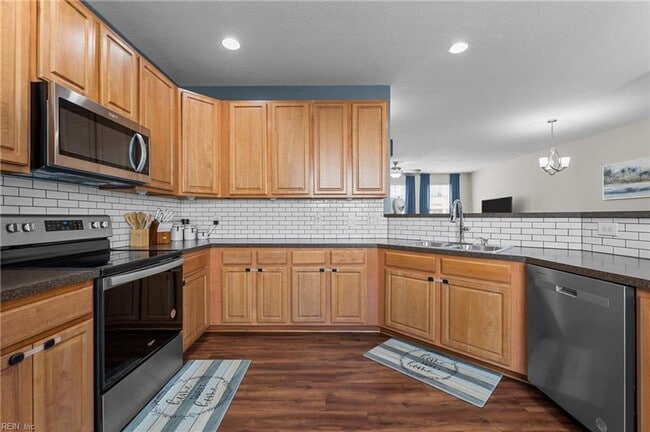 Building Photo - 3 Story Townhouse-style Condo Near Town Ce...